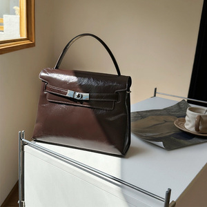 กระเป๋าหนังน้ำมันเคลือบเงาสไตล์เรโทรสำหรับผู้หญิง กระเป๋าสะพายไหล่ทรงสี่เหลี่ยมเล็กแบบเรียบง่ายและอเนกประสงค์ พร้อมตัวล็อคหนัง กระเป๋าเครื่องสำอางคุณภาพพรีเมียม - Product Image 4