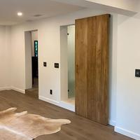 Porte coulissante intérieure moderne en bois massif, panneau lisse, chêne naturel, séparateur de pièce, porte coulissante de luxe pour villa