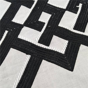 Tissu en coton décoratif de 125cm avec motif de broderie géométrique noir Tissu déco unique pour la maison - Product Image 2