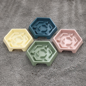 Cuenco de alimentación lenta para mascotas, plato hexagonal antiasfixia para comida de perros y gatos, 21,5x19x3,5 cm, para mascotas pequeñas y medianas - Product Image 4