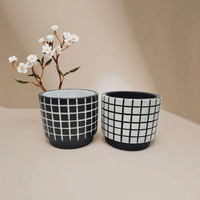 Elégant pot de fleurs irrégulier en ciment noir et blanc à motifs design classique simple pour jardin intérieur ou article décoratif pour la maison