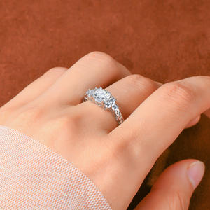 New Design Promessa De Casamento De Prata 1ct Moissanite Pedra Mulheres 6.5mm 1.0 Carat 925 Sterling Silver Anel De Casamento para o Noivado - Product Image 2