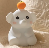 Veilleuse en forme d'éléphant de dessin animé pour lampe de chevet créative de chambre à coucher. Jouet lumineux pour enfants comme cadeau créatif pour la nuit.