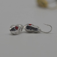 Vente en gros de jig de pêche sur glace en tungstène à double graines avec yeux rouges simulés et hameçon barbelé tranchant, matériel de pêche sur glace hivernale, support OEM
