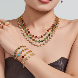 QISEN Set di Gioielli di Lusso con <span class=keywords><strong>Bracciale</strong></span> a Fiore in Zirconia Cubica, <span class=keywords><strong>Collana</strong></span> <span class=keywords><strong>e</strong></span> <span class=keywords><strong>Bracciale</strong></span> in Acciaio Inossidabile Placcato Oro PVD con Zirconi Colorati a Forma di Quadrifoglio per Donne - Product Image 3