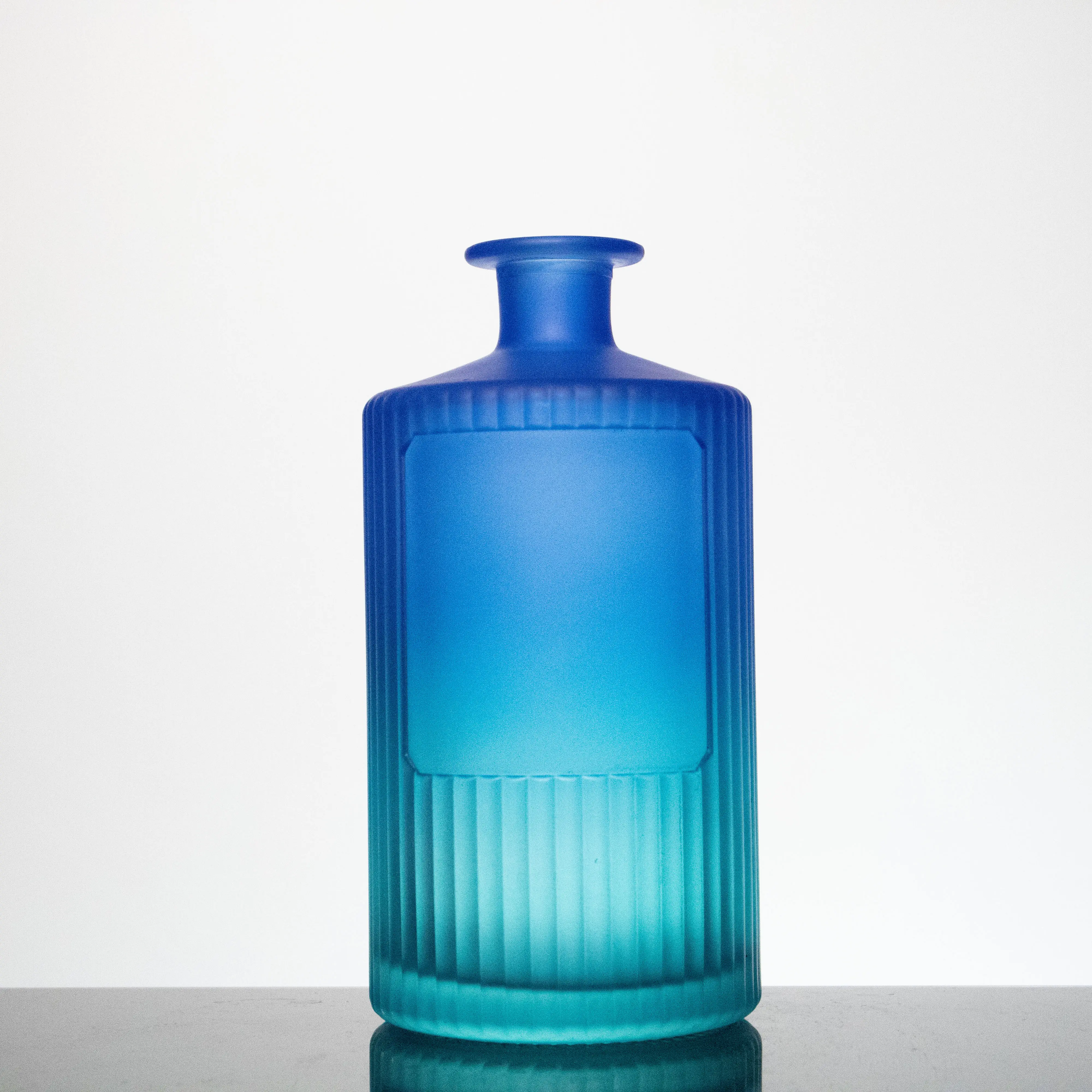 Unique Gradient Blue Purple Color Streamline Design 700ml Liquor Glass Bottle for Whiskey Vodka Tequila Gin with Cork