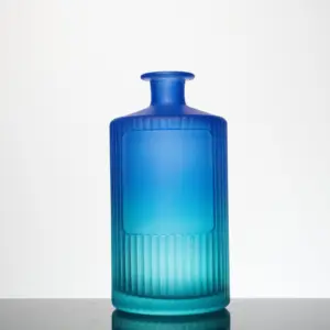 Unique Gradient Blue Purple Color Streamline Design 700ml Bouteille en verre d'alcool pour whisky Vodka Tequila Gin avec liège