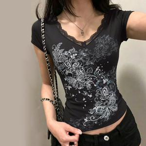 เสื้อยืดแขนสั้นคอวีลายลูกไม้สไตล์โกธิค Y2K สำหรับผู้หญิง เสื้อยืดลายกราฟิกสไตล์วินเทจกรันจ์สตรีทแวร์สำหรับฤดูร้อน - Product Image 3