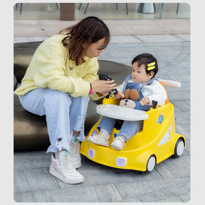 Trotteur électrique pour bébé avec poussette à quatre roues et télécommande pour les enfants de 2 à 4 ans. - Product Image 3