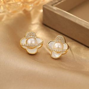 Boucles d'oreilles clous camélia rétro élégantes en cuivre et zircon, taille princesse, tiges argentées, design polyvalent et stylé pour femme, parfaites - Product Image 4