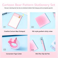Ensemble cadeau de papeterie pastel sur le thème de l'ours rose comprenant un stylo, un bloc-notes, des notes adhésives, un distributeur de ruban adhésif, une trousse à crayons pour l'école/le bureau