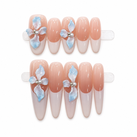 Faux ongles réutilisables faits main de luxe, motif floral bleu clair 3D, accents de perles élégants, dégradé nude blanc, pointe française