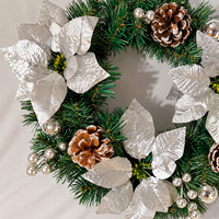 Karangan Bunga Natal PVC Artifisial Grosir dengan Poinsettia Perak, Buah Pinus, dan Buah Berry untuk Dekorasi Pintu Natal dan Liburan