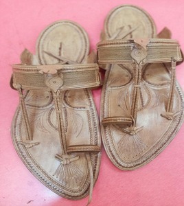 Sandales en cuir faites à la main à pampilles, claquettes brodées plates, personnalisables pour la revente - Product Image 2