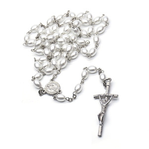 <span class=keywords><strong>Collana</strong></span> <span class=keywords><strong>Rosario</strong></span> Cattolico con Crocifisso, Perle Ovali Bianche e Nere Fatte a Mano, per Matrimoni e Cerimonie Religiose - Product Image 3