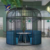 Grande cage à oiseaux multifonctionnelle imperméable en fonte, de forme décontractée, servant de cloison de gazebo pour hôtels, restaurants et salles à manger