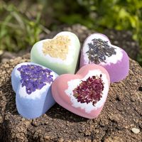 Bombes de bain en forme de cœur avec fleurs séchées, huiles essentielles naturelles, hydratantes et effervescentes – Coffrets cadeaux romantiques bio et sans cruauté animale