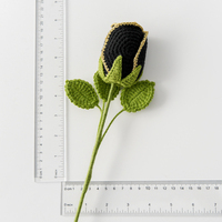 Rose Amigurumi Gothique Bicolore Faite à la Main, Cadeau Floral Romantique et Ténébreux pour Décoration de Vase et Bouquet