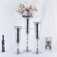 Vases décoratifs en métal martelé doré avec boule de cristal, supports de fleurs pour centres de table de mariage et décoration de fête, vente en gros