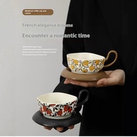 Tasse à café en céramique vintage du milieu du siècle avec soucoupe, motif de fruits peint à la main, ensemble de tasses à café en céramique irrégulières pour le thé de l'après-midi