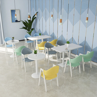 Ensemble de table à manger nordique pour restaurant, table blanche commerciale avec chaises colorées pour café, snack-bar