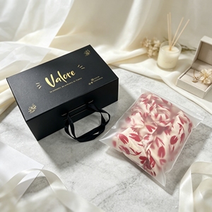 Caja de regalo magnética negra de lujo con logotipo personalizado, caja plegable con imán y asa de cinta para productos de belleza y cosméticos - Product Image 1