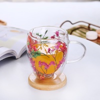 Tasse en verre esthétique à double paroi en borosilicate, personnalisée, avec fleur séchée, pour jus, lait, café, eau, emballée dans une boîte blanche.