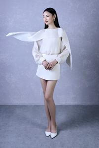 Blouse élégante en organza doux à col rond et manches bouffantes inspirées des vignes, fabriquée au Vietnam, modèle KA12 - Product Image 5