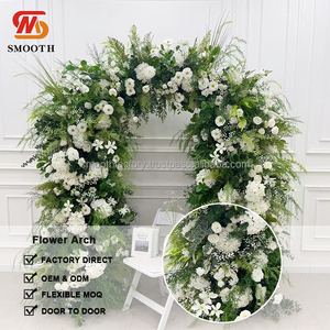 Arche florale moderne personnalisée LEDA pour événements extérieurs, avec hortensias blancs et verdure, pour toile de fond de mariage - Product Image 6
