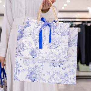 Bolsas de Regalo Plegables de Papel Kraft/Cartón con Asas Modernas de Cinta KM, Color y Tamaño Personalizados, Impresión Flexográfica de 8 Colores para Ropa - Product Image 2