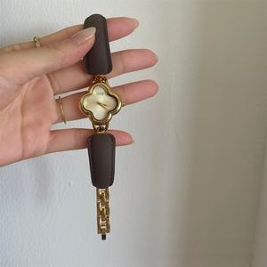 Orologio al quarzo impermeabile da donna in pelle di mucca con quadrante <span class=keywords><strong>Vintage</strong></span> retrò a quattro foglie di lusso classico e leggero - Product Image 3