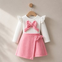 Ensemble Noël Doux pour Filles : Béret à Grand Nœud, Haut à Manches Longues et Jupe Bordée de Velours – Collection Automne/Hiver