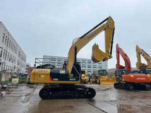 Excavatrice sur chenilles d'occasion CAT 325D2L, 25 tonnes, avec moteur CAT C7.1 d'origine, pour travaux de carrière et de construction routière - Product Image 2