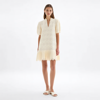 Robe mini trapèze en dentelle ajourée ivoire à col en V, manches bouffantes et ourlet plissé à volants, personnalisable, vente en gros, robe d'été pour femme