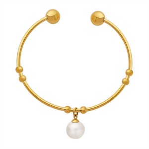 กำไลข้อมือสแตนเลสวินเทจ ชุบทอง ประดับมุกเทียม - Product Image 1