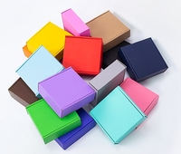 Individuelles Logo Hochwertige Recycelte Materialien Starre Kartonbox Rosa Luxusverpackung Holografische Oberfläche Magnetverschluss für