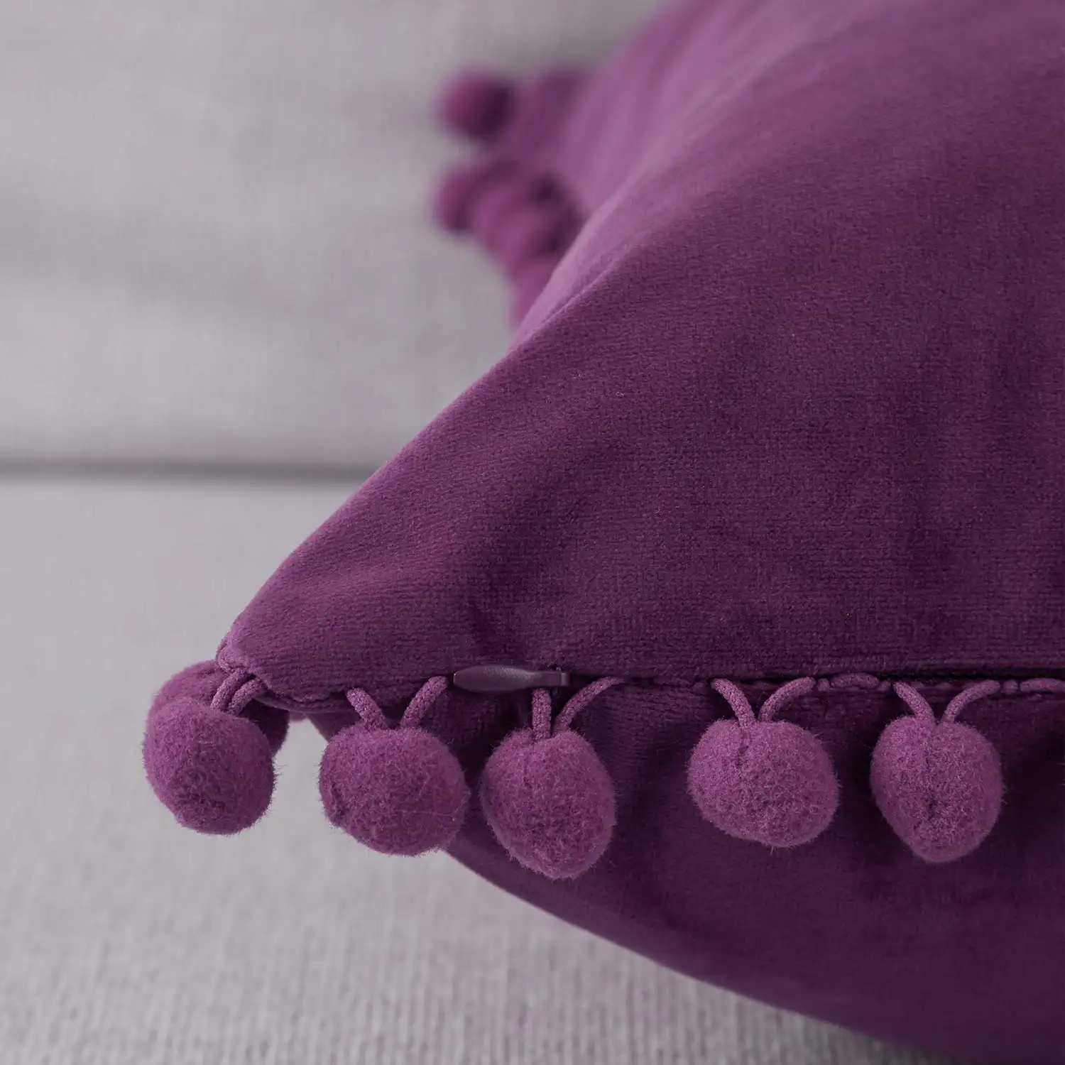 Penjualan Laris Penutup Bantal Lempar Persegi Dekoratif Beludru Lembut Sarung Bantal Luar Ruangan 18X18 dengan Bola untuk Tempat Tidur Sofa