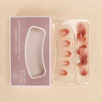 Faux ongles amande portables, courts et simples, dégradé rose pâle, pré-dessinés, style chic et irrésistible pour jeune fille