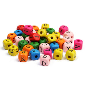 Venta al por mayor cuentas cuadradas <span class=keywords><strong>de</strong></span> <span class=keywords><strong>madera</strong></span> <span class=keywords><strong>de</strong></span> colores mezclados <span class=keywords><strong>letras</strong></span> cuentas <span class=keywords><strong>sueltas</strong></span> para accesorios <span class=keywords><strong>de</strong></span> joyería DIY - Product Image 4
