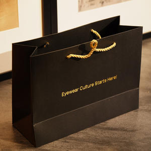 Sacs en papier gaufré laminé avec film doré sur carton noir, avec design personnalisé - Product Image 1