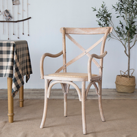 Chaise de restaurant à dossier croisé avec structure en bois et accoudoirs, siège rembourré en rotin
