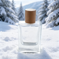 Vente en gros de flacons pulvérisateurs en verre personnalisés de 50 ml, forme carrée, design linéaire, avec pompe pulvérisatrice, sérigraphie, bouchon à vis, emballage en boîte pour
