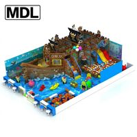 Parc d'attractions intérieur pour enfants : labyrinthe de jeu doux, structures d'escalade multi-niveaux, ponts en corde, obstacles rembourrés de sécurité, éléments en bois