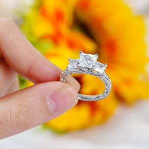 Anello Geometrico Scintillante a Quattro Punte per Donne, Elegante Gioiello da Dito alla Moda - Product Image 4