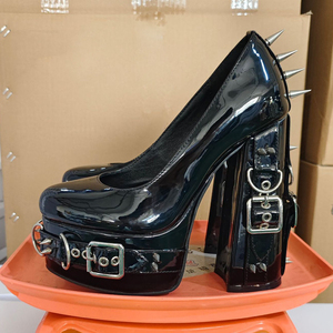 Sandales à talons épais et plateforme pour femme, grande taille 47, en cuir verni, avec rivets arrière et boucles métalliques à la cheville - Product Image 5