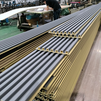 Fournisseur d'usine de Foshan Panneau mural à lattes en bois WPC avec intérieur cannelé Revêtement mural en bois à prix raisonnable pour les écoles