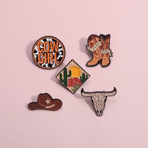 Venta caliente nueva serie de vaquero occidental broche de aleación lindo sombrero de <span class=keywords><strong>desierto</strong></span> de dibujos animados insignia Cool Girl solapa Punk joyería regalo para amigos - Product Image 3