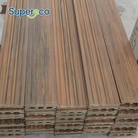 Planche de terrasse en WPC co-extrudé imperméable, finition grain de bois moderne antidérapante, installation par clipsage pour usage extérieur, patio, jardin