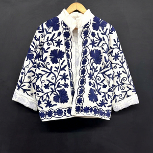 Veste élégante pour femmes, brodée de fleurs, col rabattu, manches trois quarts, courte, en coton, style printemps, broderie à la main - Product Image 1