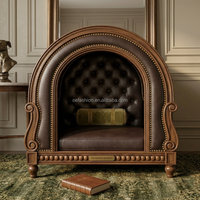 Canapé de luxe beige rembourré avec cadre en bois massif et dossier capitonné, canapé classique pour villas, hôtels et projets FF&E